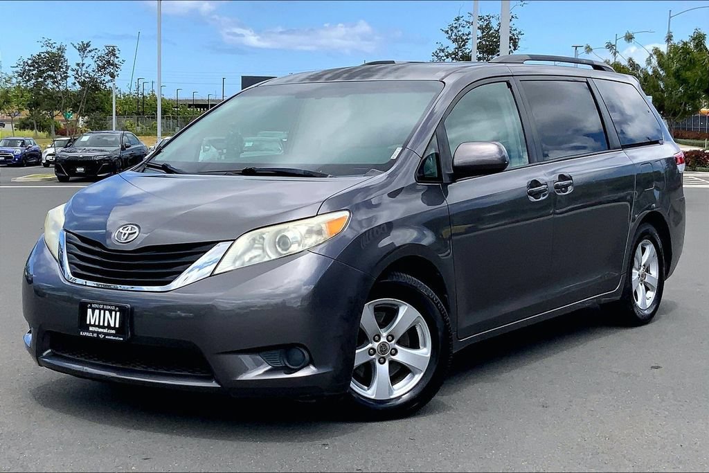 Used 2014 Toyota Sienna LE FWD image 2