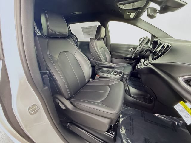 New 2027 Chrysler Pacifica Select FWD image 28
