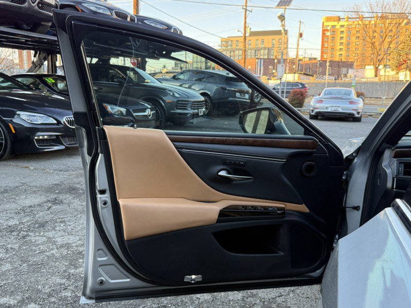 Used 2022 Lexus ES 350 w/ Premium Package image 10