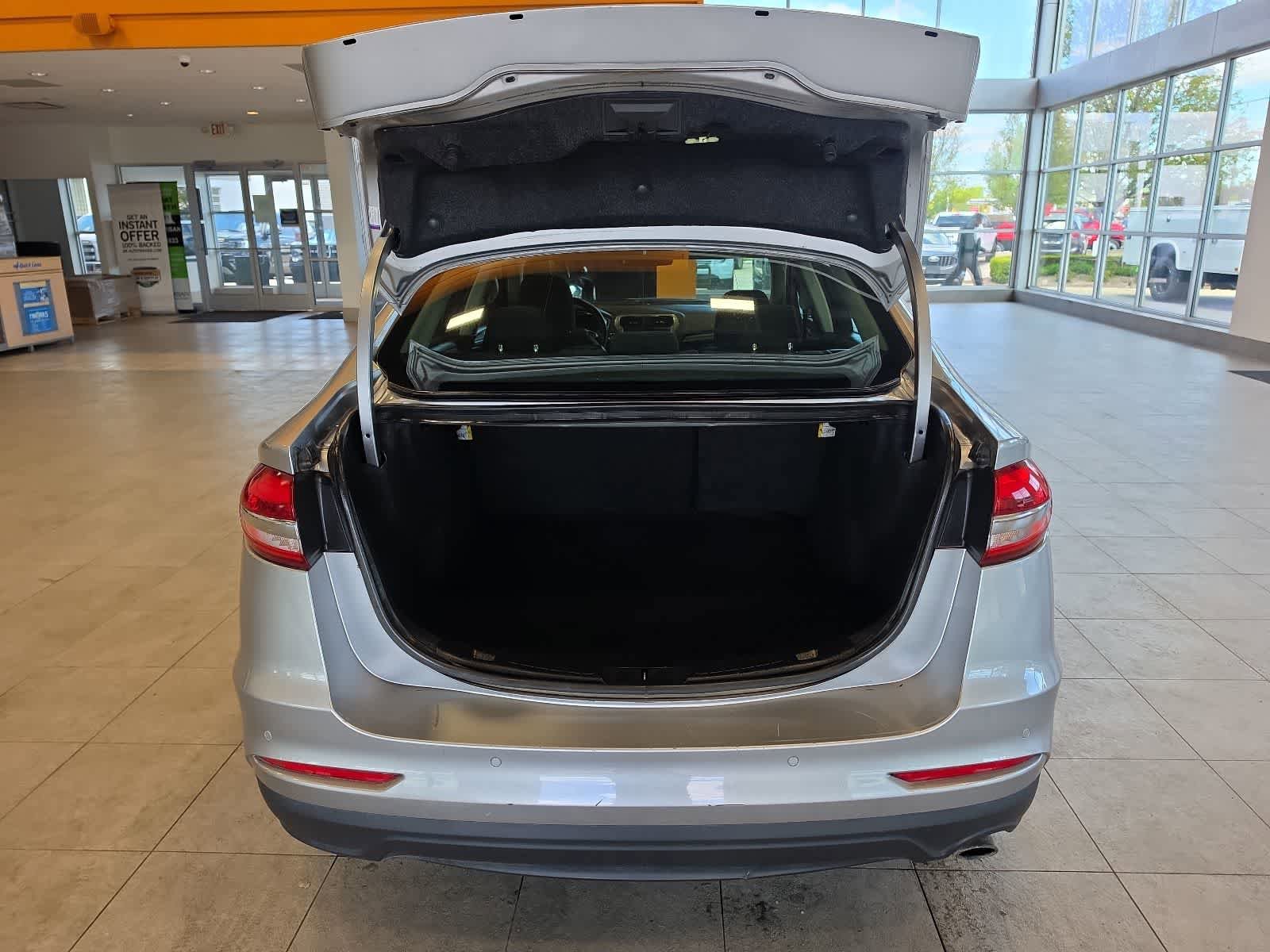 Used 2020 Ford Fusion SE FWD image 30
