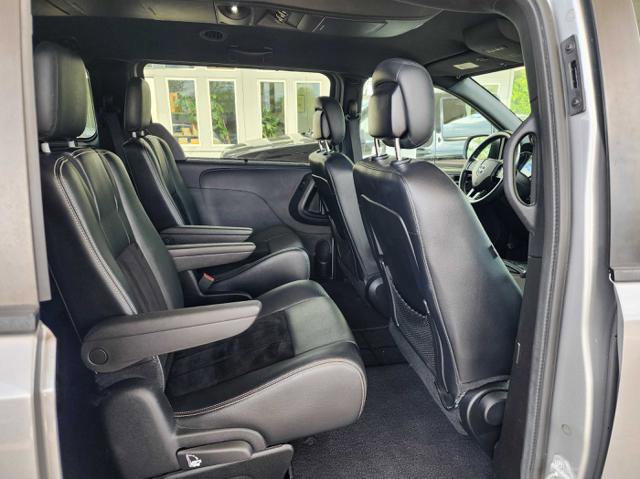 Used 2015 Dodge Grand Caravan SXT FWD image 17