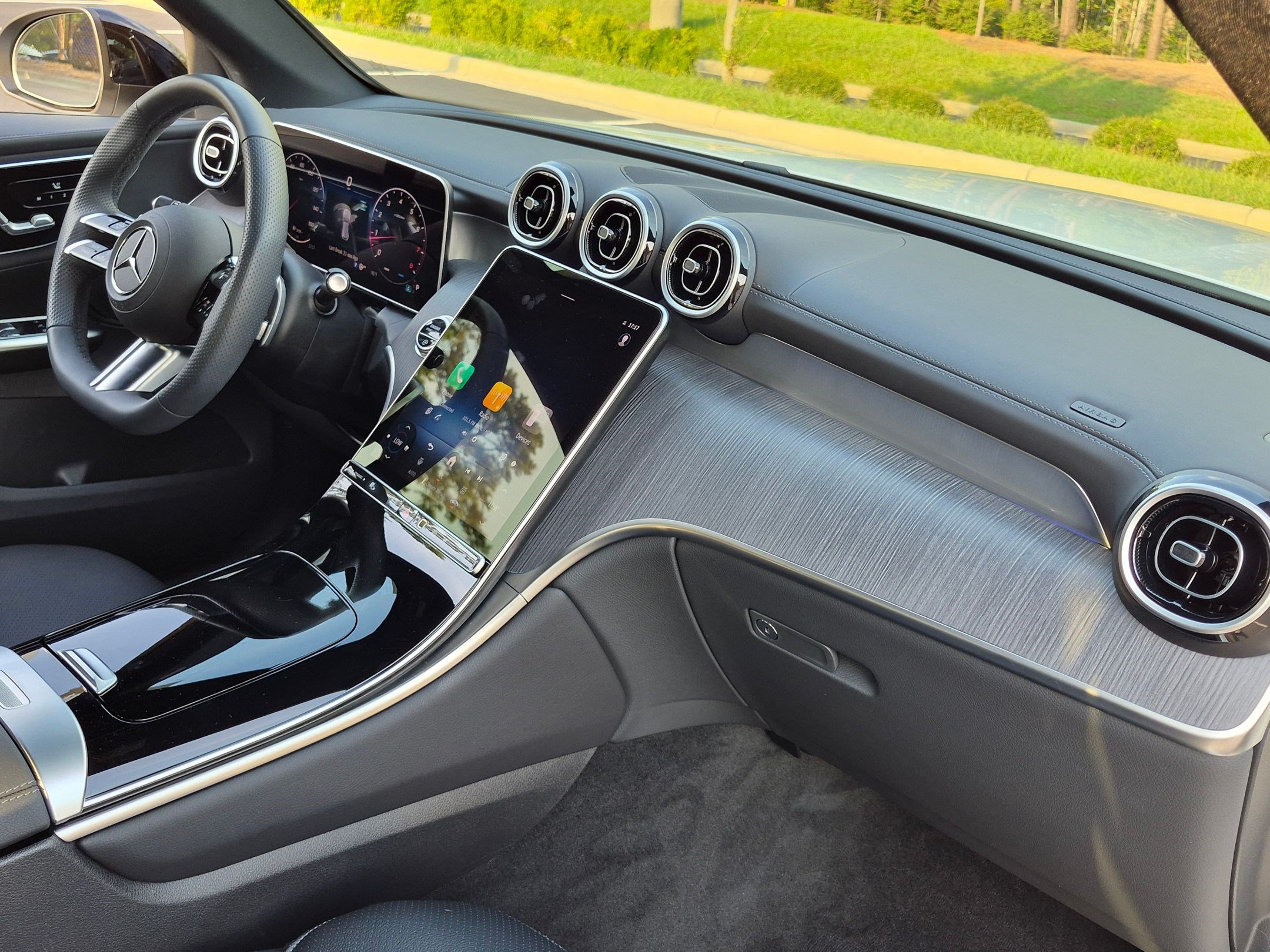 Used 2025 Mercedes-Benz GLC 300 4MATIC image 31