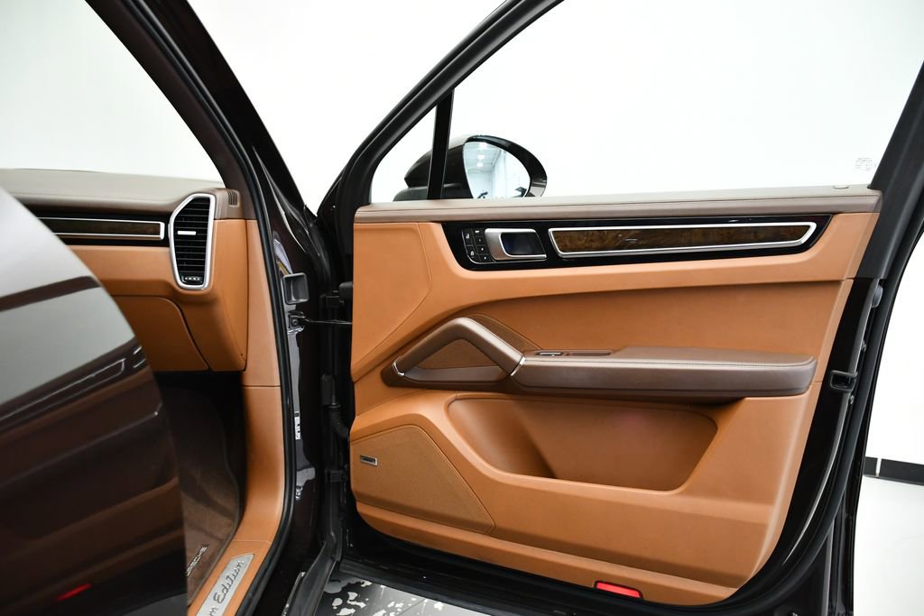 Used 2023 Porsche Cayenne Platinum Edition image 47