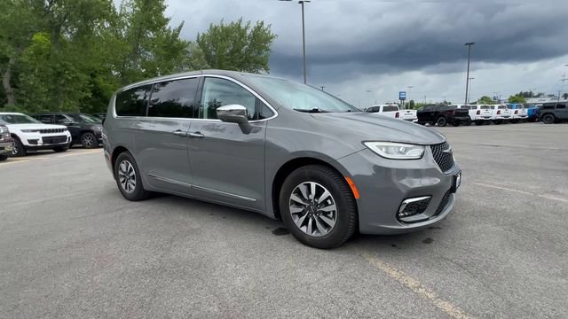Used 2022 Chrysler Pacifica Limited FWD image 2