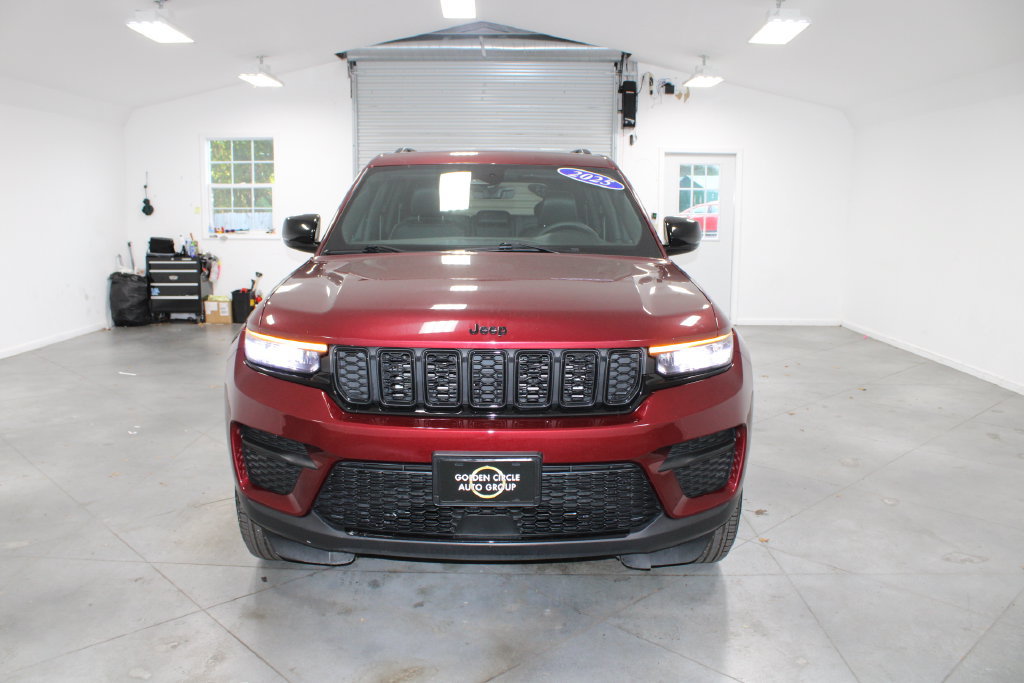 Used 2025 Jeep Grand Cherokee Altitude AWD/4WD image 3