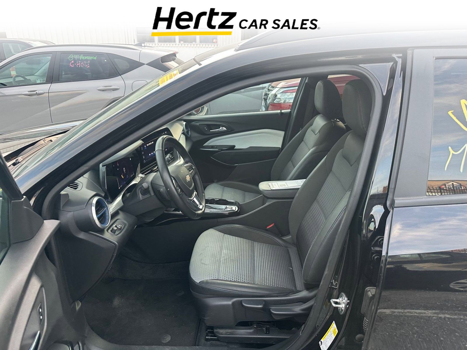 Used 2025 Chevrolet Trax LT w/ LT Convenience Package image 8