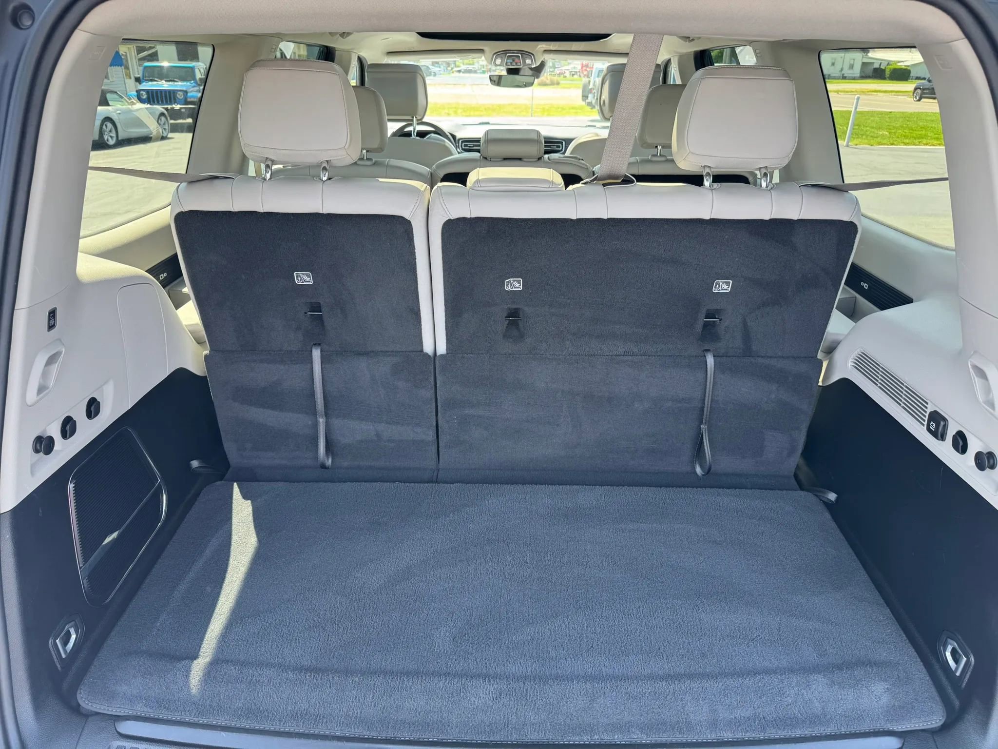 Used 2023 Jeep Wagoneer 4WD w/ Premium Group I image 13