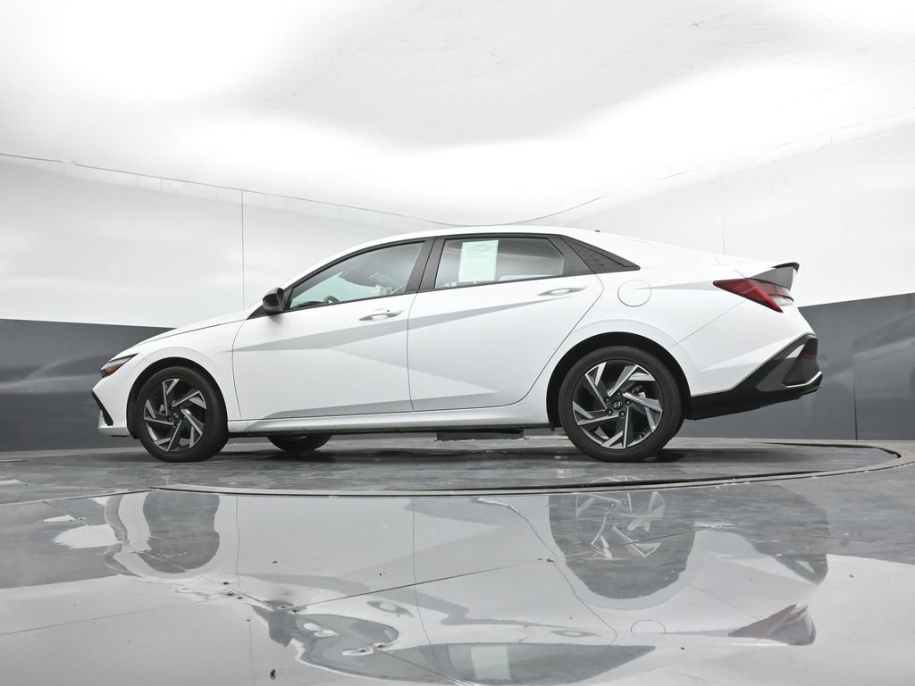 Used 2025 Hyundai Elantra SEL FWD image 41