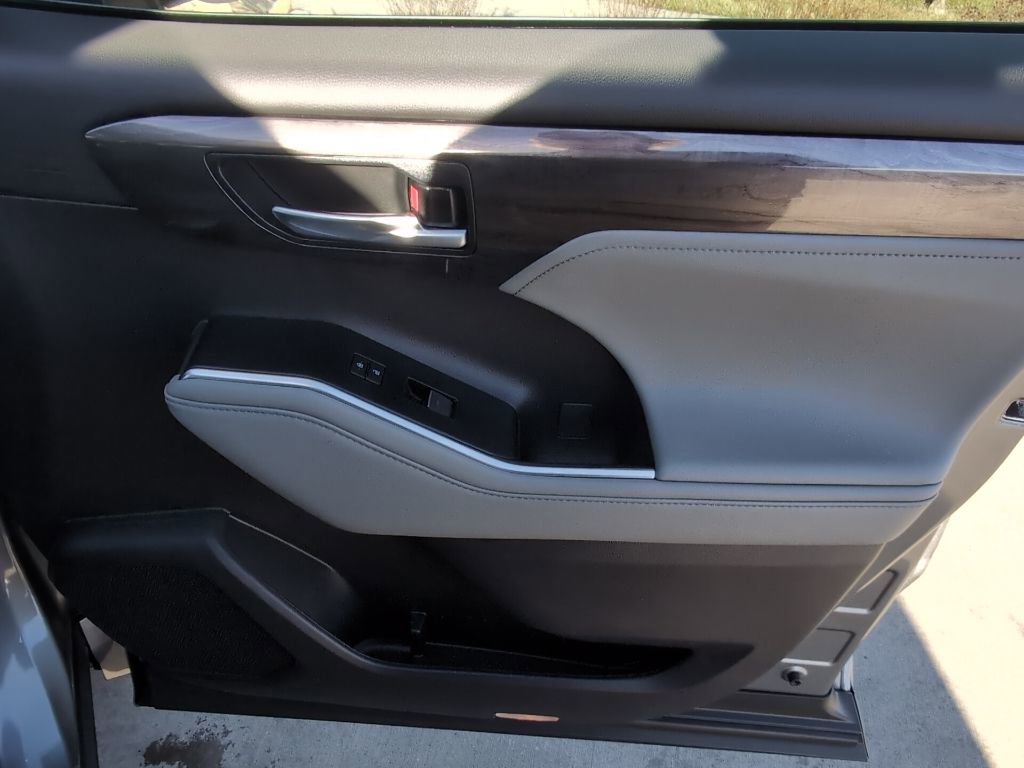 Used 2026 Toyota Highlander Limited image 31