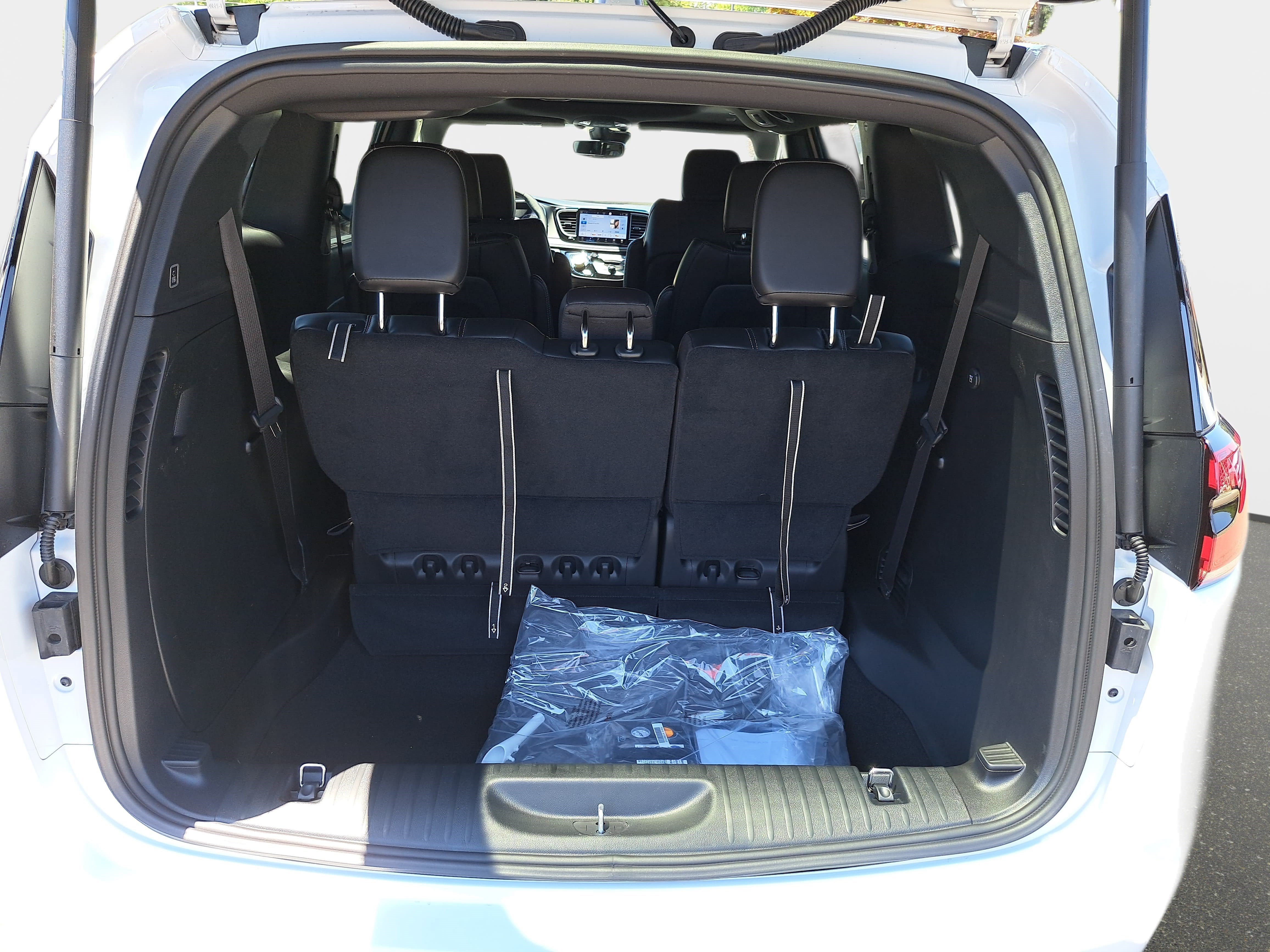 New 2027 Chrysler Pacifica Select FWD image 13