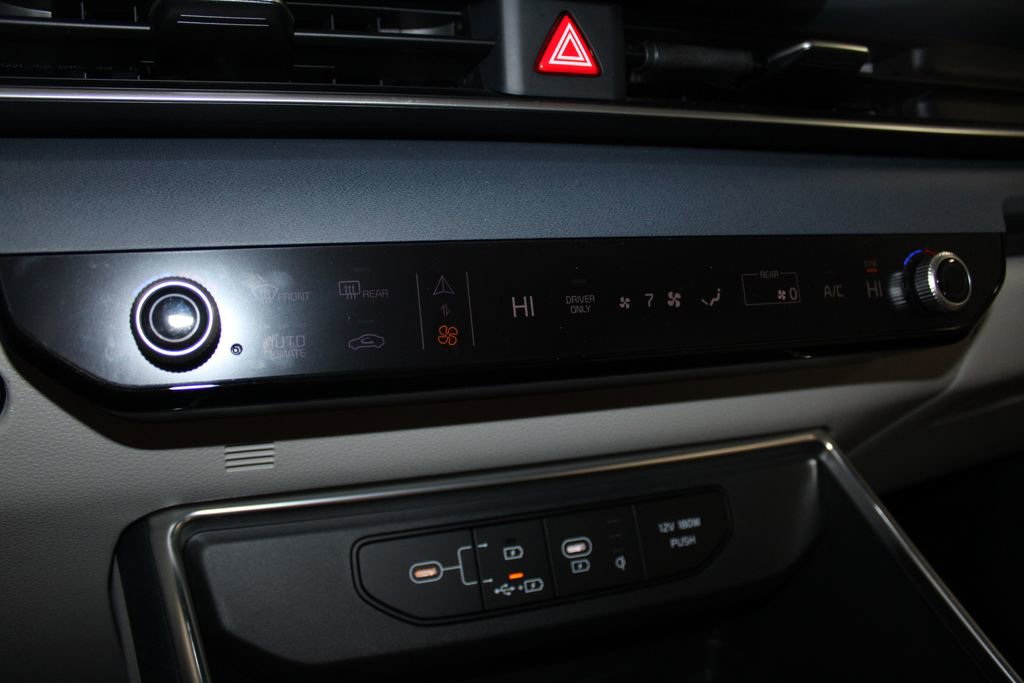 Used 2025 Kia Carnival EX image 32