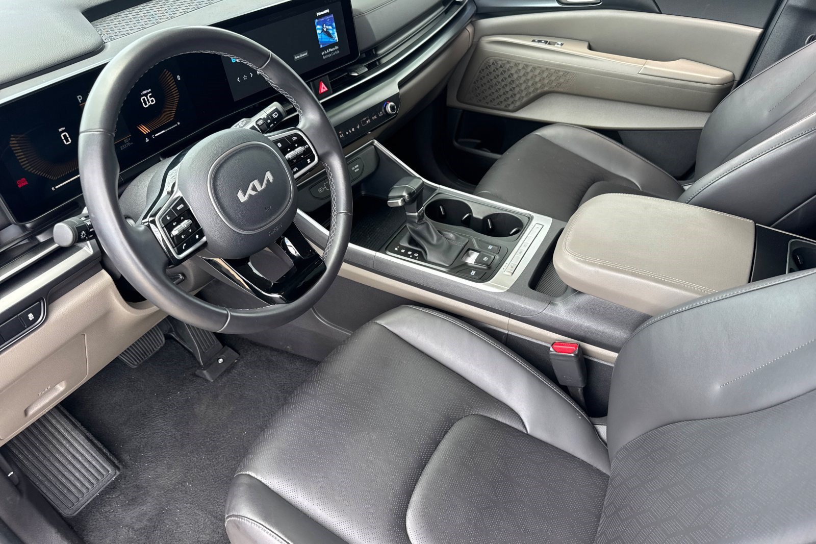 Used 2026 Kia Carnival FWD image 4