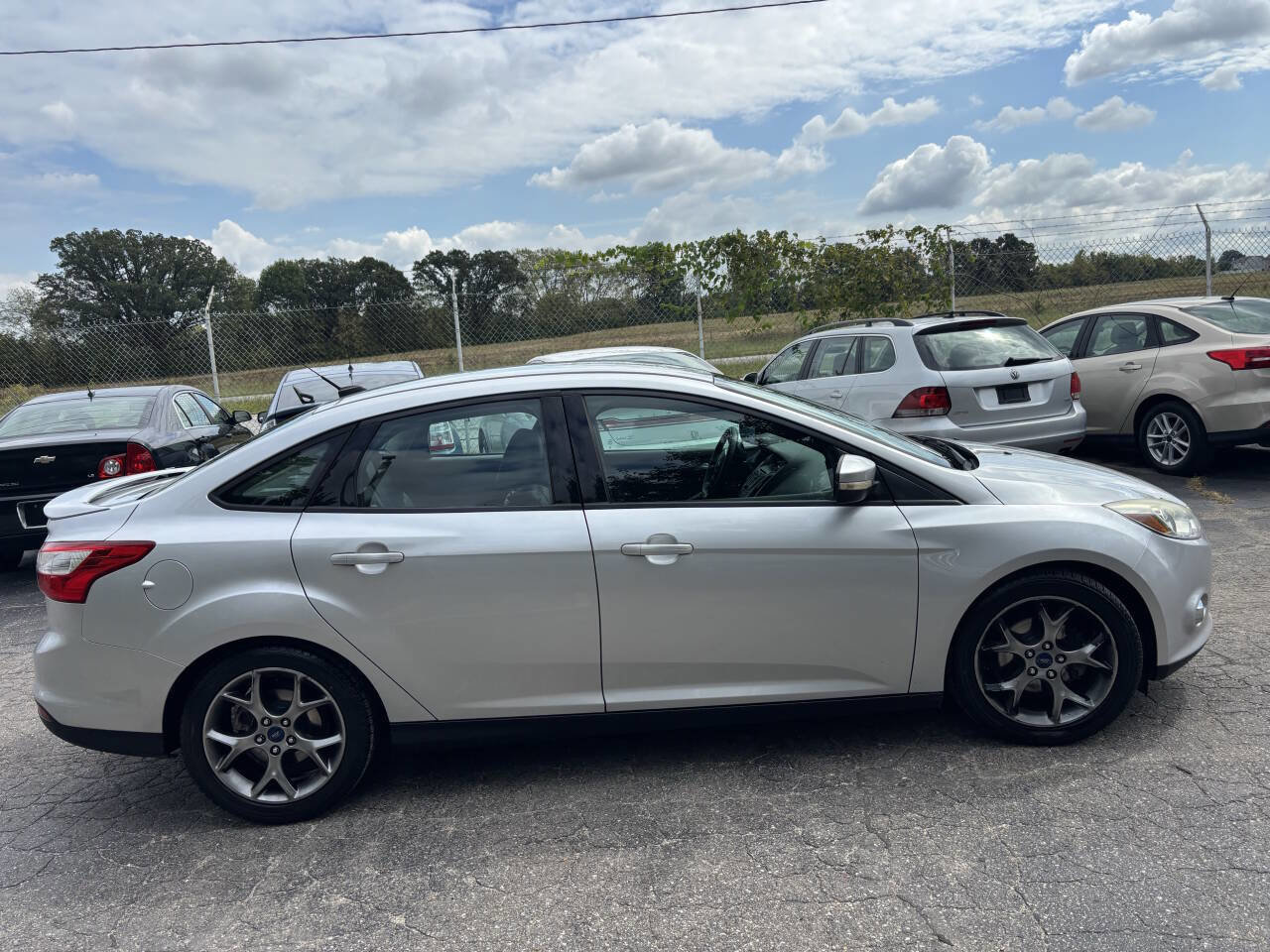 Used 2014 Ford Focus SE w/ Equipment Group 201A image 3