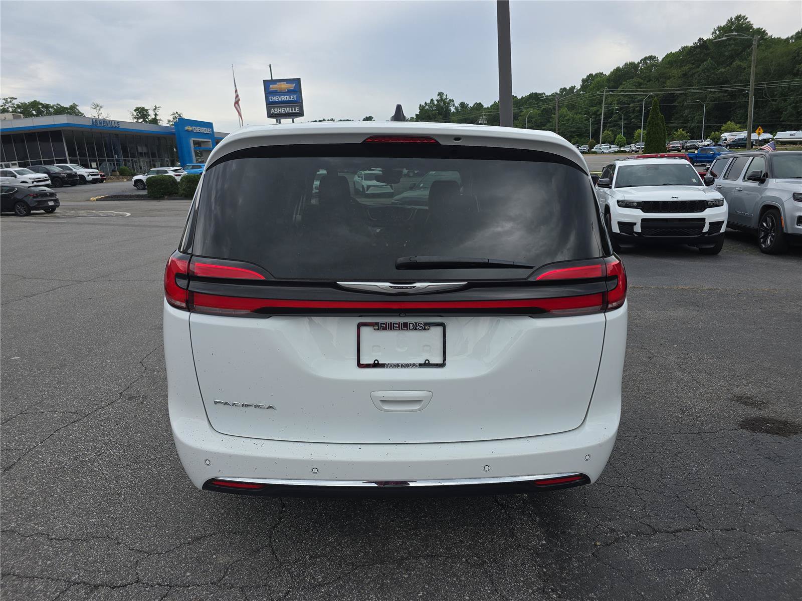 Used 2024 Chrysler Pacifica Touring-L FWD image 4