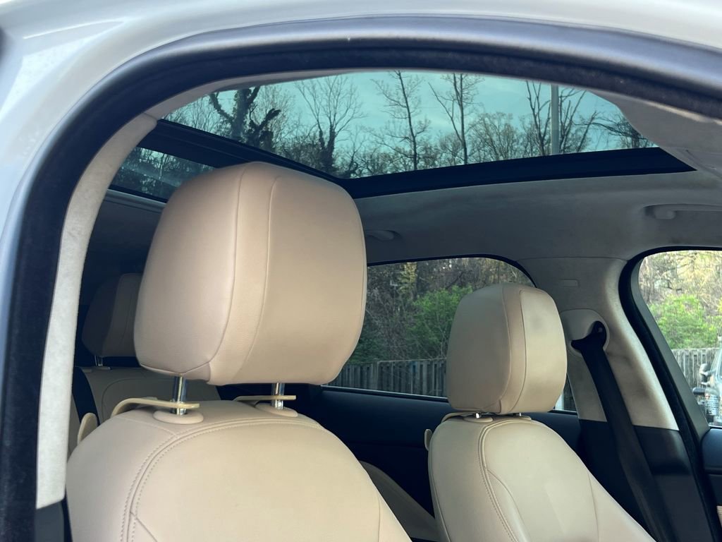 Used 2019 Jaguar F-PACE Premium image 11