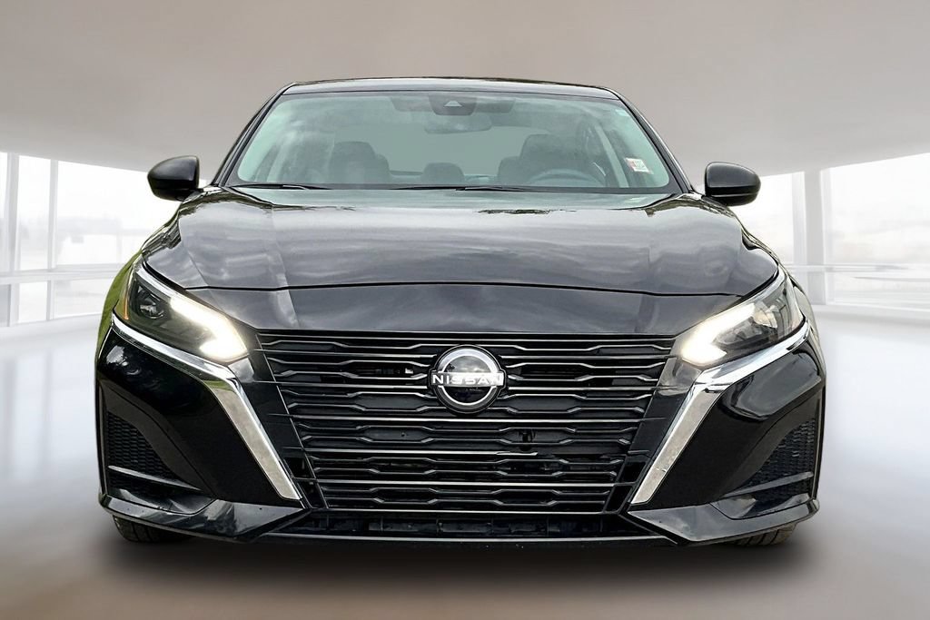 Used 2024 Nissan Altima 2.5 SV FWD image 2
