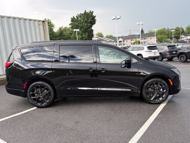 New 2027 Chrysler Pacifica Limited w/ Family Tech Group AWD/4WD image 9
