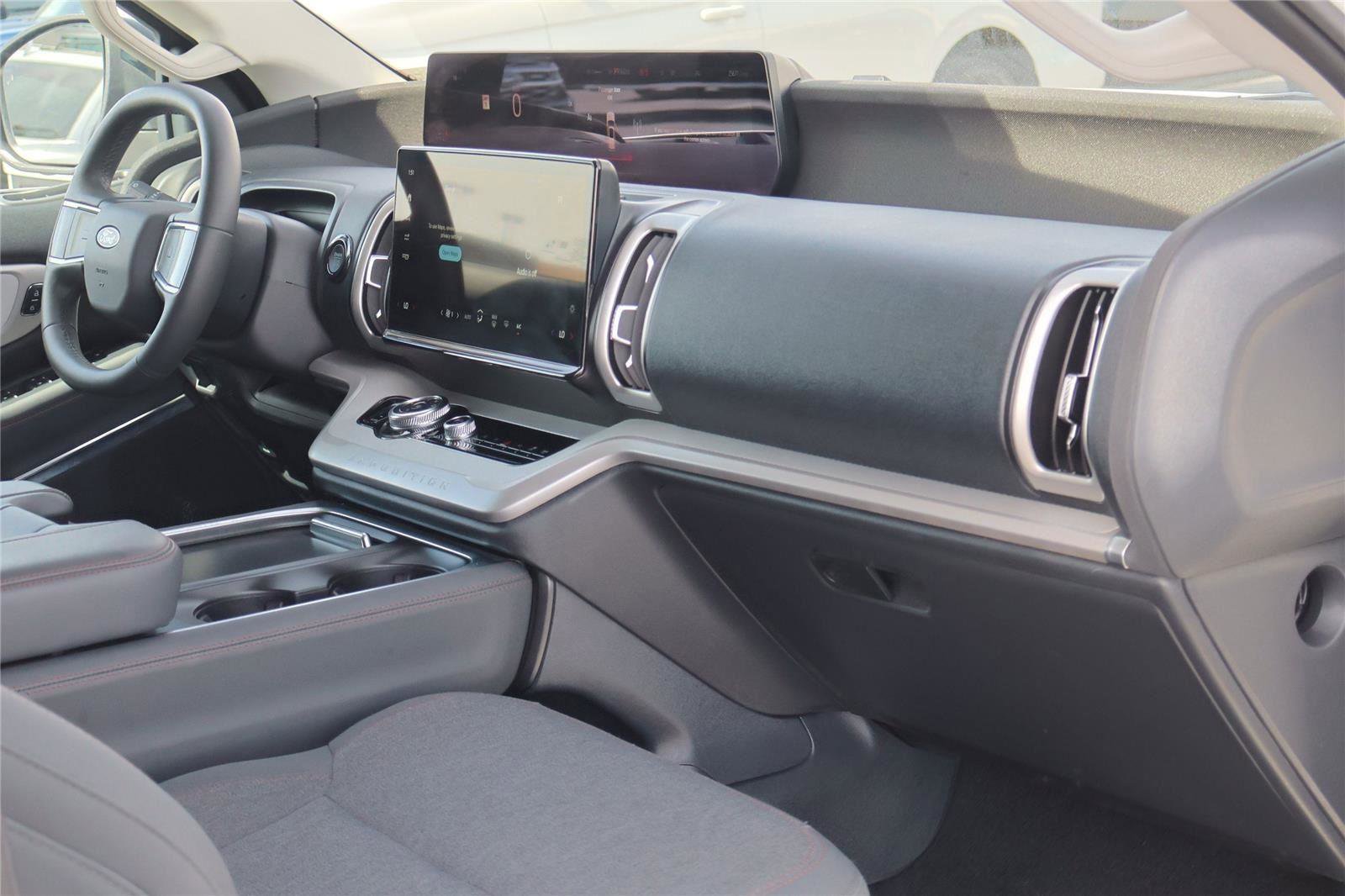 Used 2025 Ford Expedition Active image 39