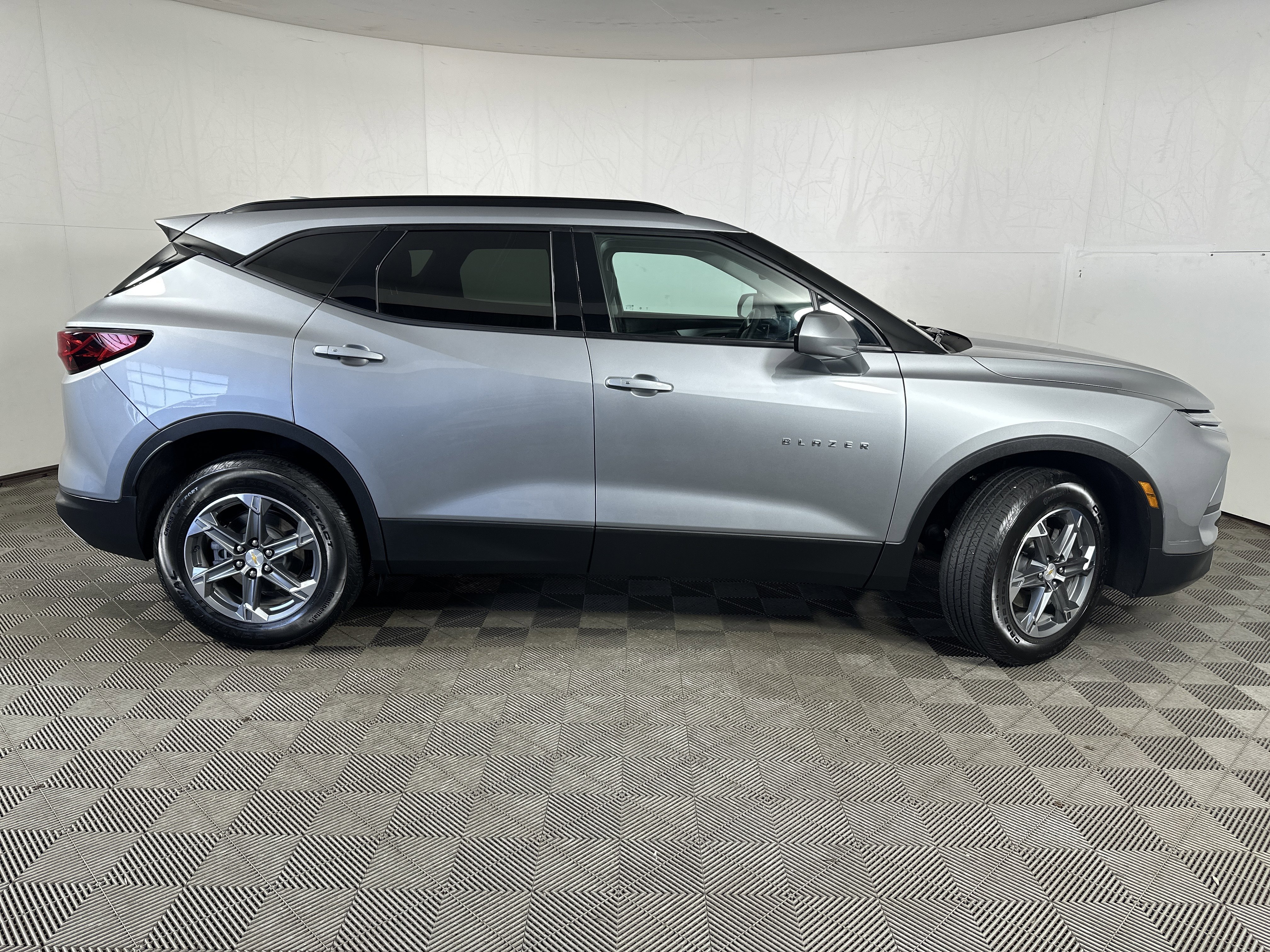 Used 2024 Chevrolet Blazer LT w/ Convenience Package FWD image 8