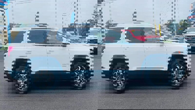 Used 2023 GMC Acadia SLE w/ Driver Convenience Package image 2