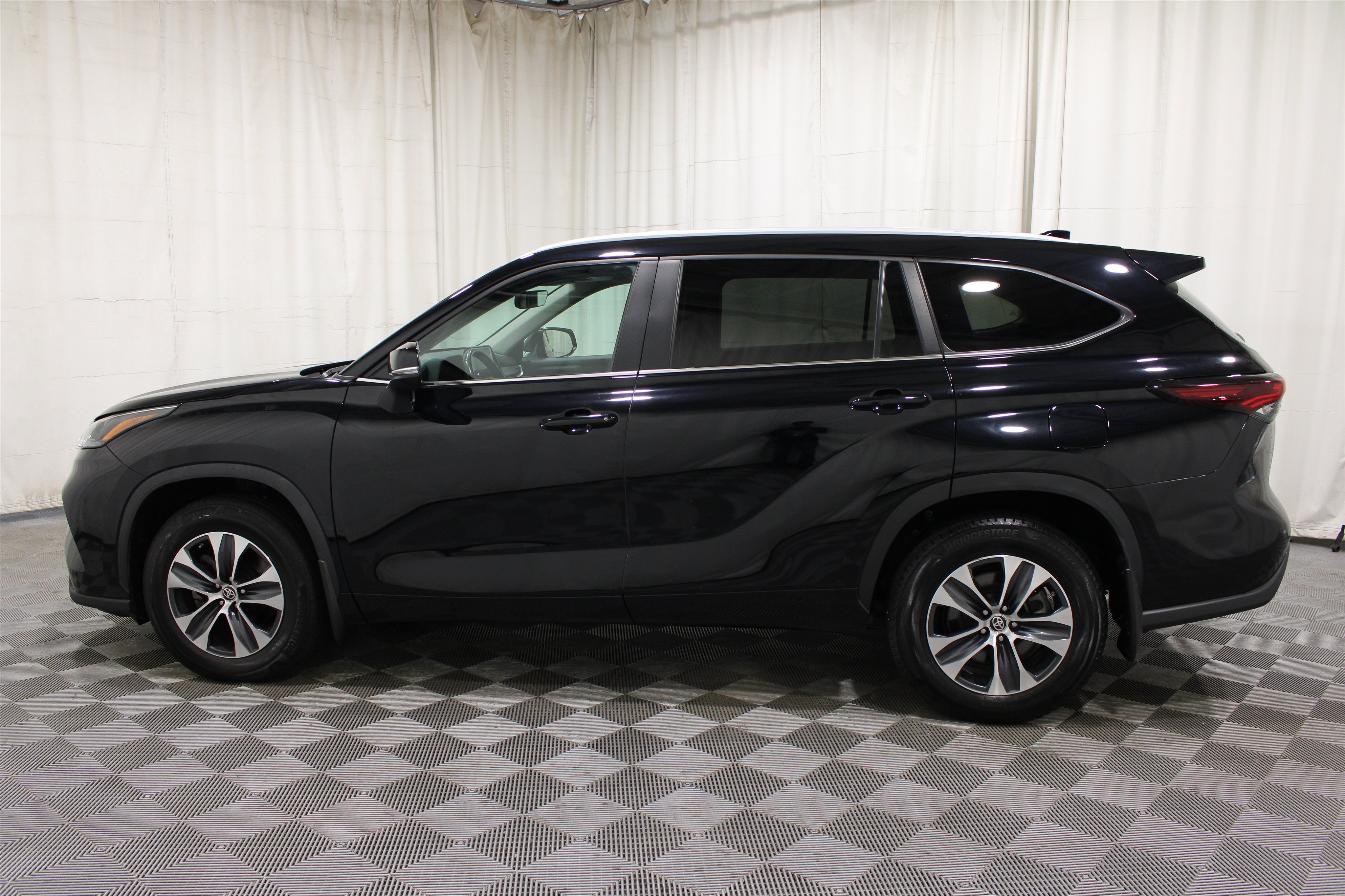 Used 2024 Toyota Highlander XLE AWD/4WD image 34