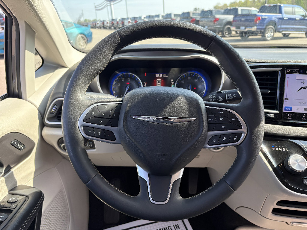Used 2023 Chrysler Pacifica Touring-L image 25