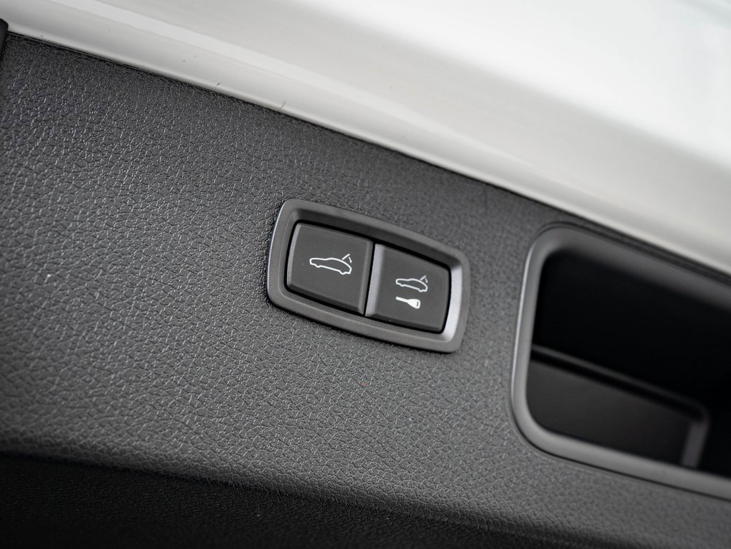 Certified 2025 Porsche Macan Turbo image 21