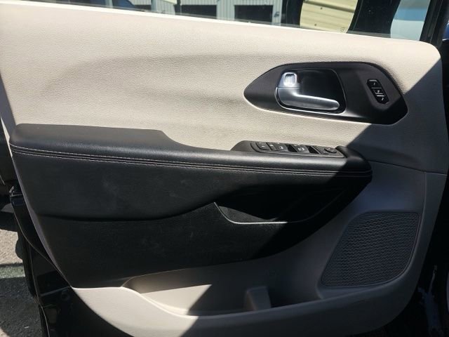 Used 2024 Chrysler Pacifica Touring-L FWD image 14