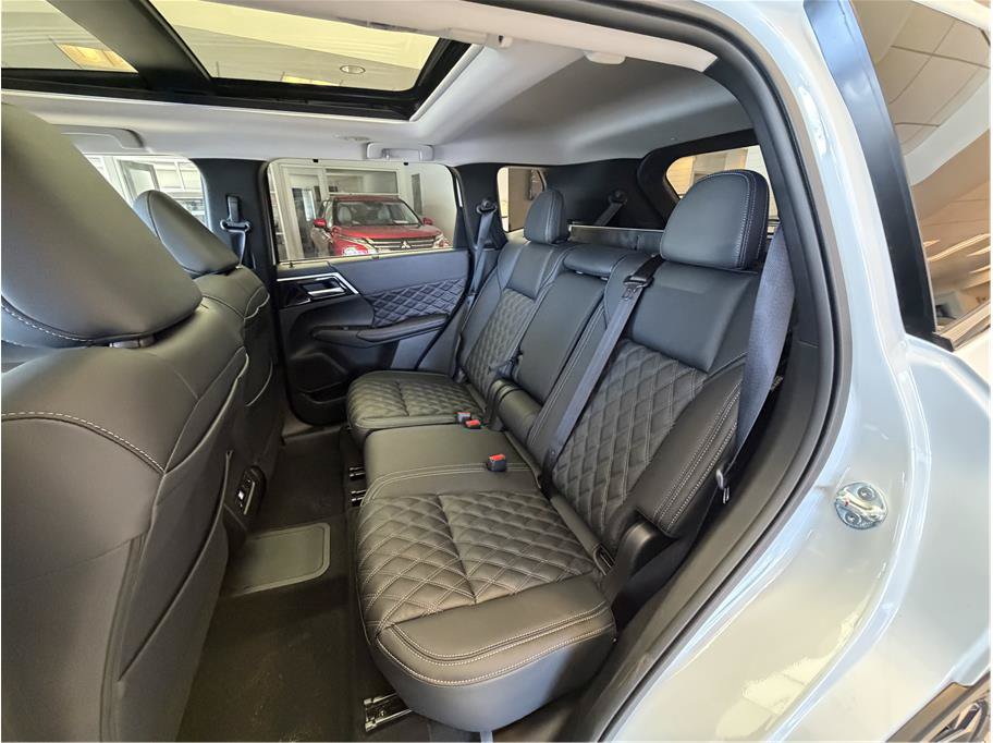 Used 2025 Mitsubishi Outlander 4WD Plug-In Hybrid image 24