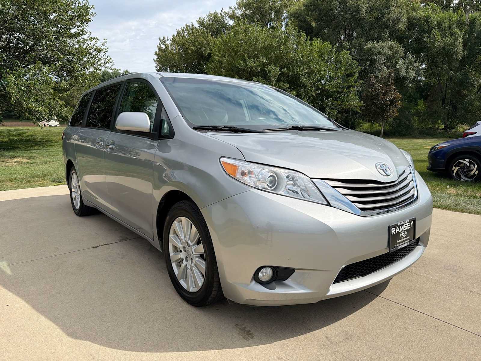 Used 2017 Toyota Sienna XLE AWD/4WD image 8