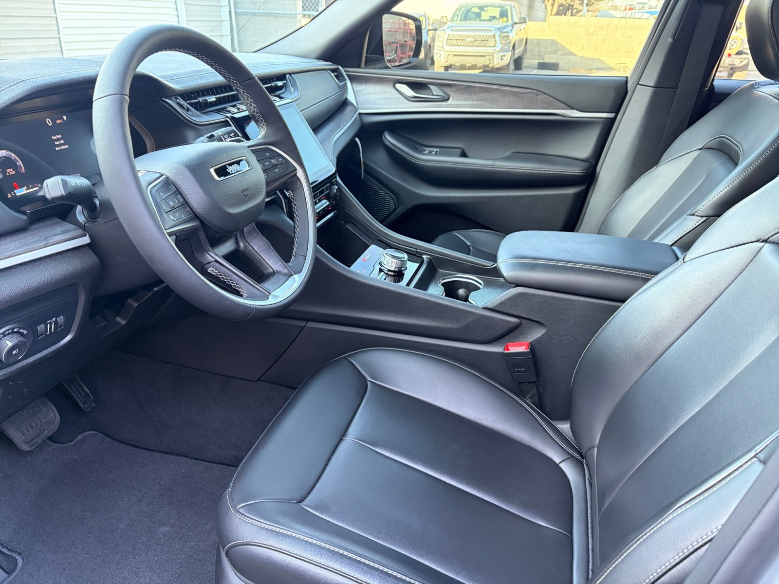 New 2025 Jeep Grand Cherokee Limited w/ Black Appearance Package image 12