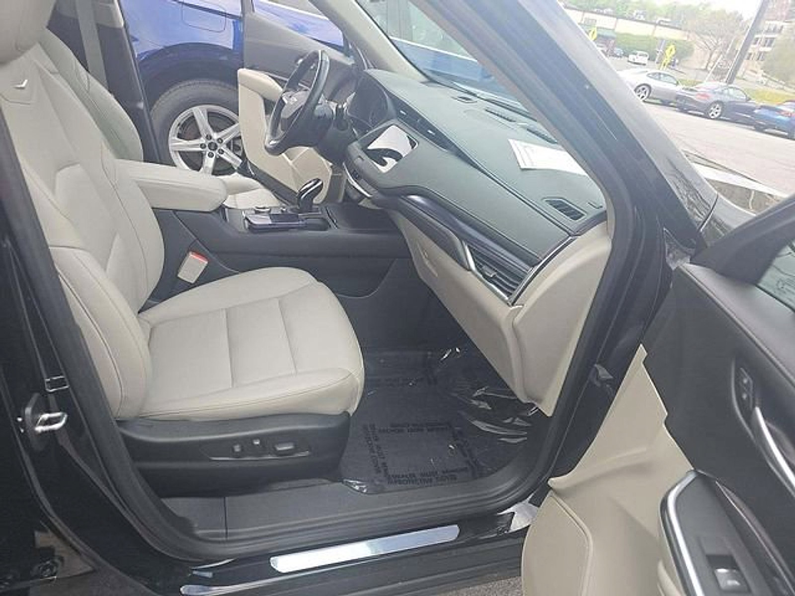 Used 2023 Cadillac XT4 Luxury w/ Cold Weather Package AWD/4WD image 8