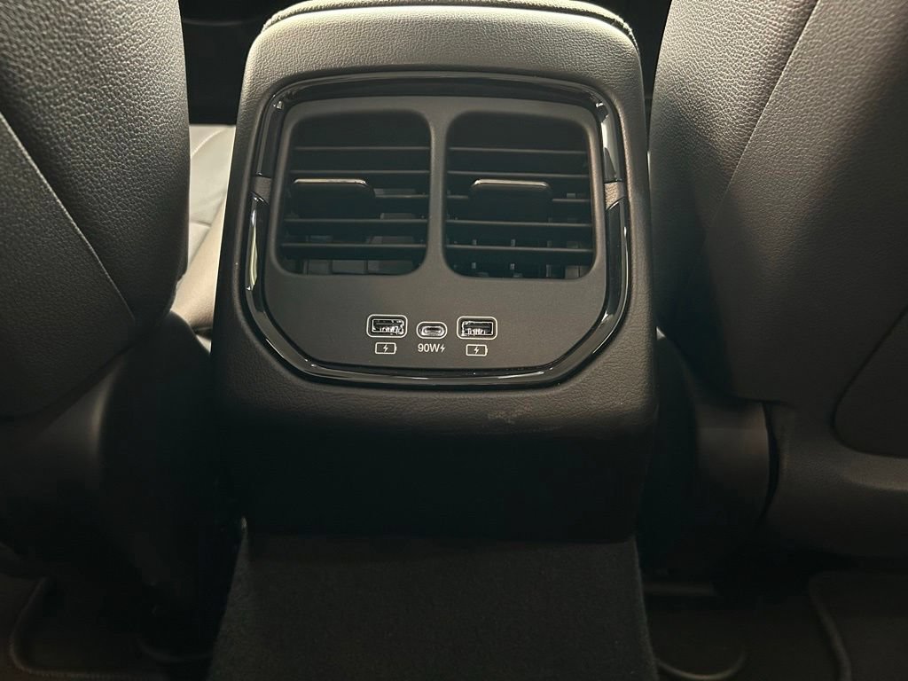 Used 2025 VinFast VF 8 Eco AWD/4WD image 42