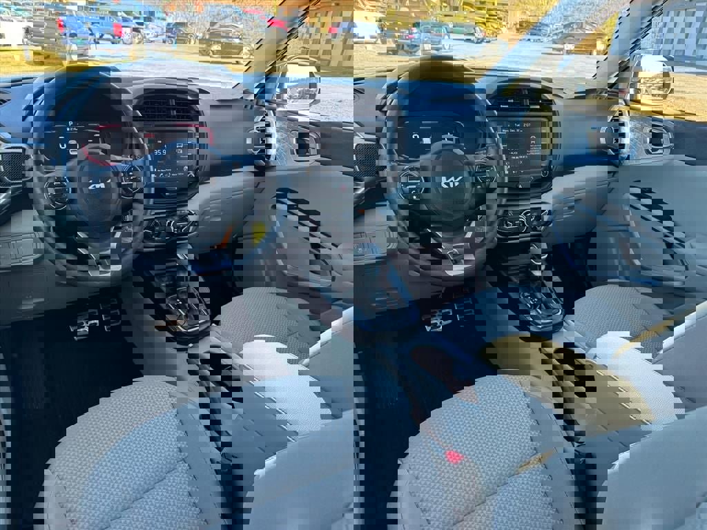 Used 2025 Kia Soul LX w/ LX Technology Package image 11