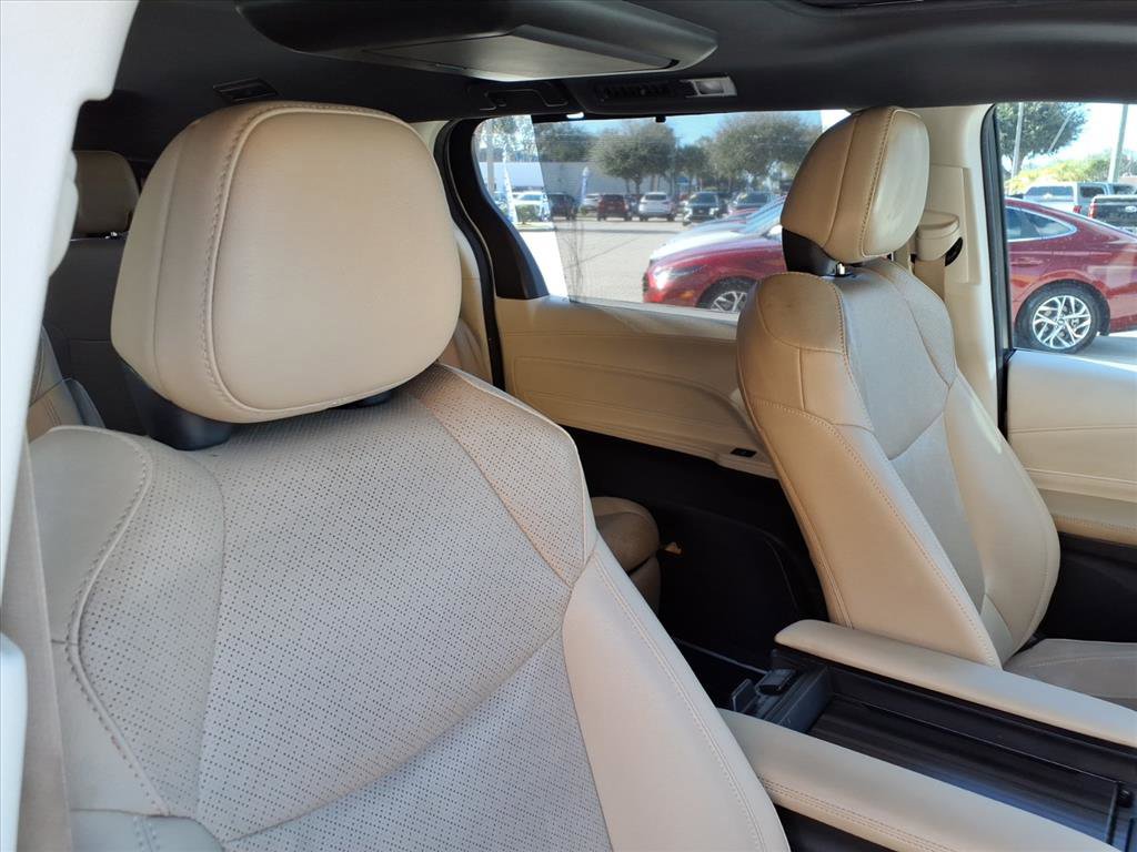 Used 2022 Toyota Sienna Limited image 22