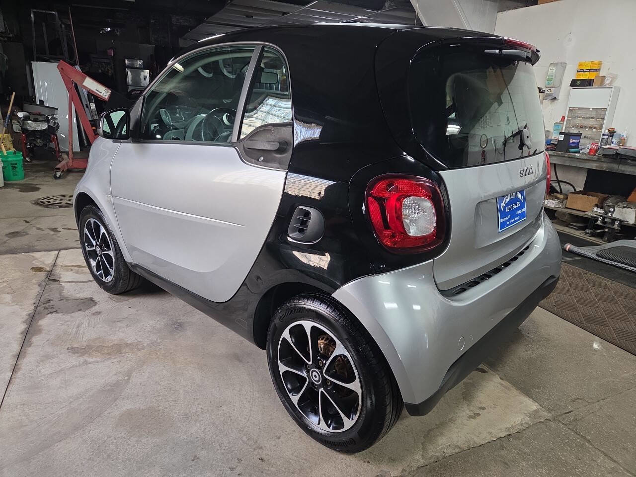 Used 2016 smart fortwo passion RWD image 4