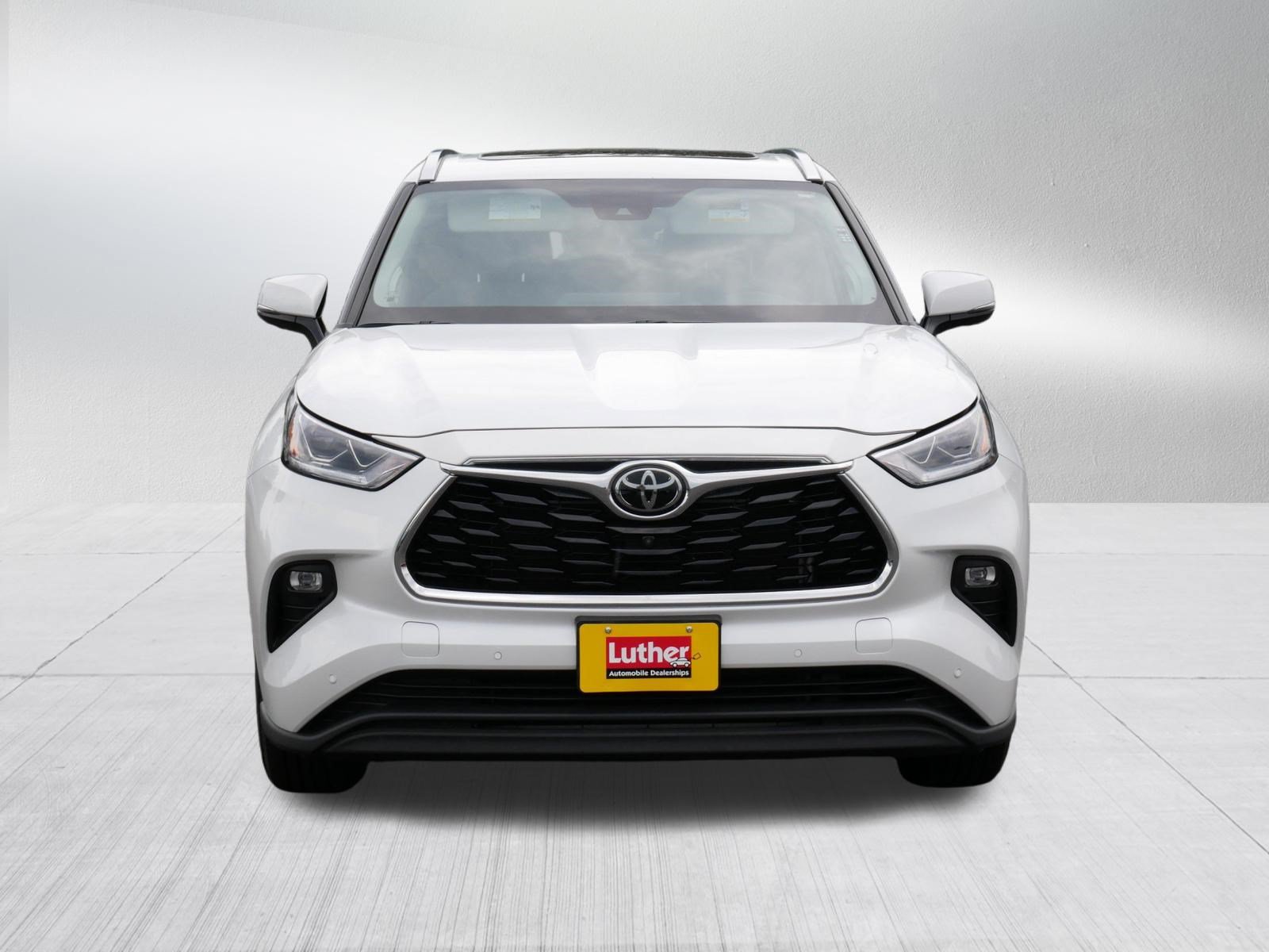 Used 2022 Toyota Highlander Limited AWD/4WD image 2