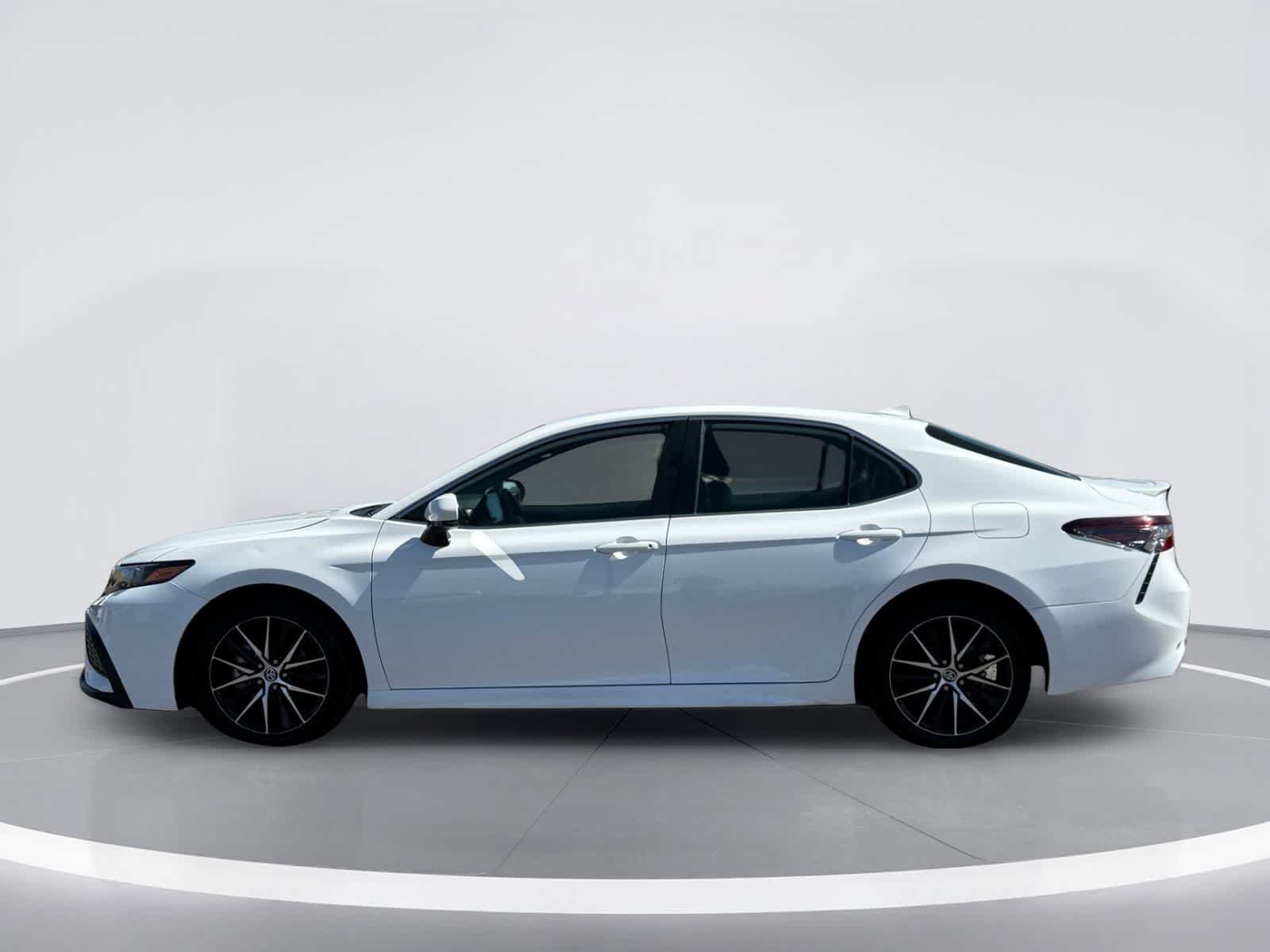 Used 2024 Toyota Camry SE FWD image 3