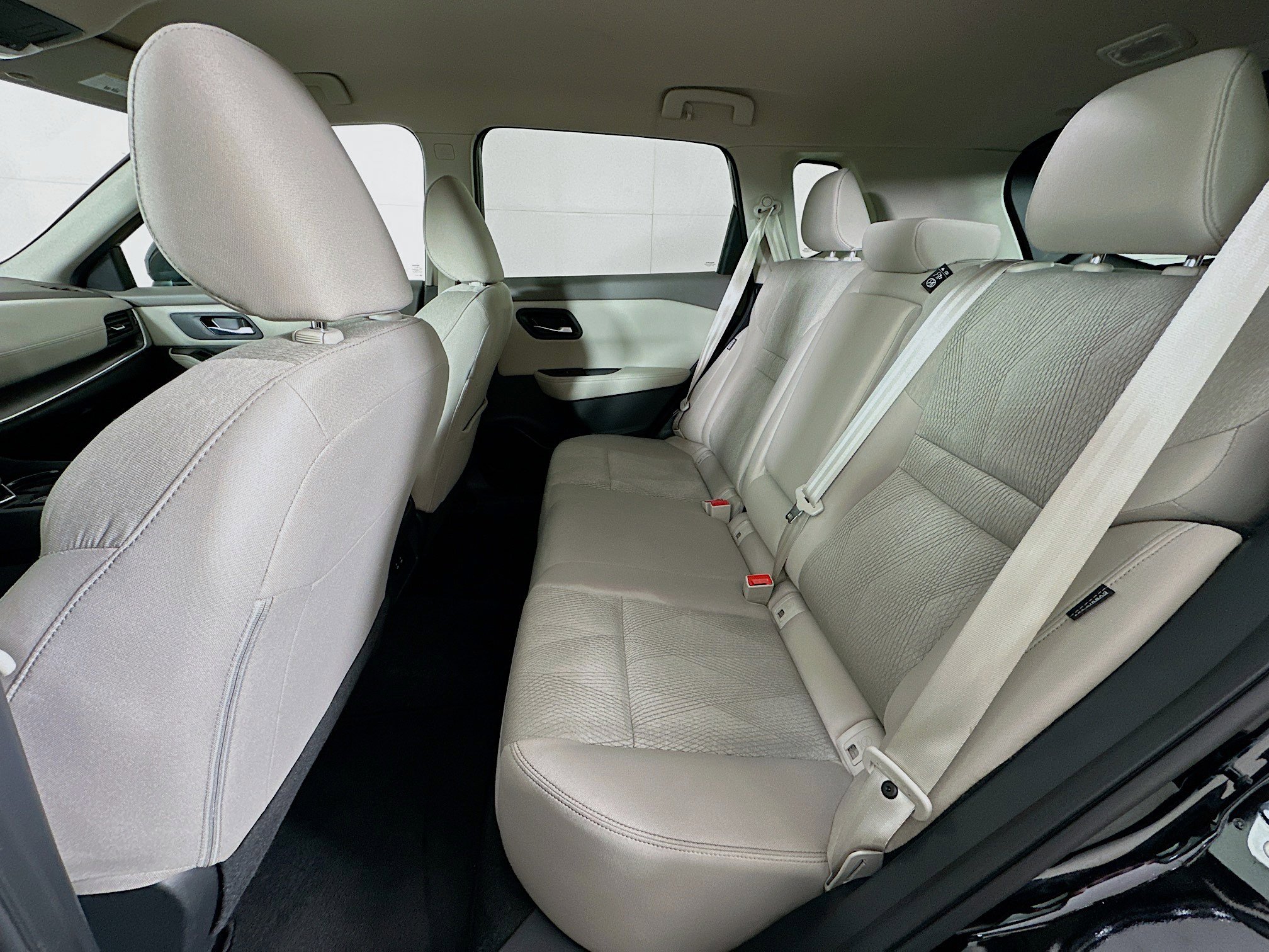 Used 2025 Nissan Rogue SV image 26