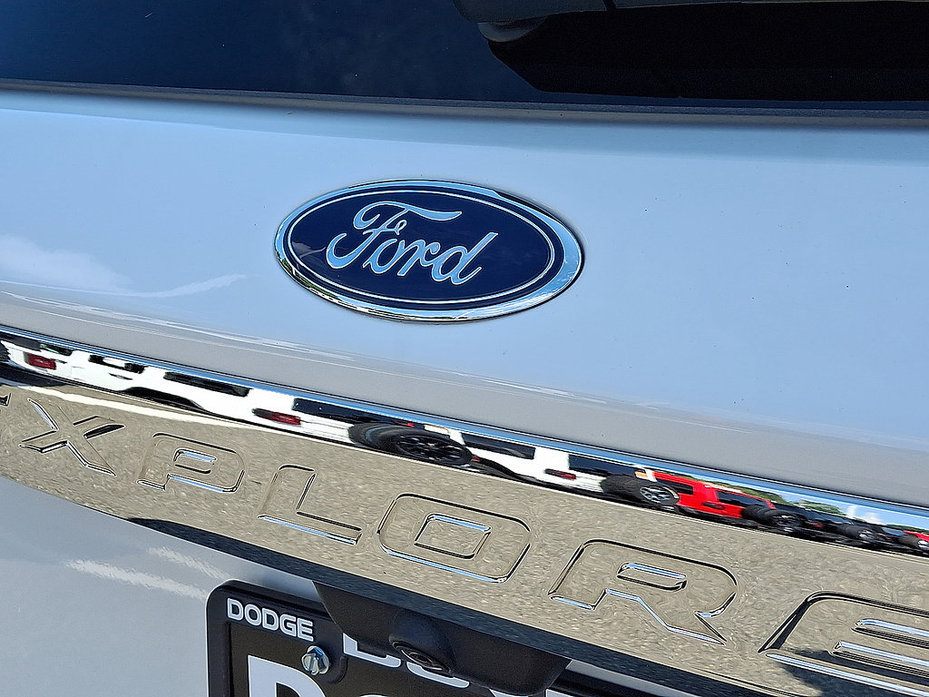 Used 2024 Ford Explorer XLT w/ Equipment Group 202A AWD/4WD image 16