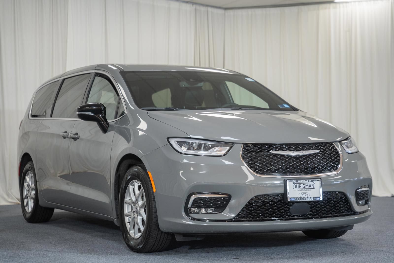 Used 2025 Chrysler Pacifica Select