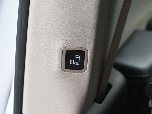 Used 2023 Chrysler Voyager LX image 23