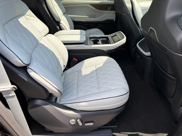 New 2027 Lincoln Navigator L Black Label AWD/4WD image 16