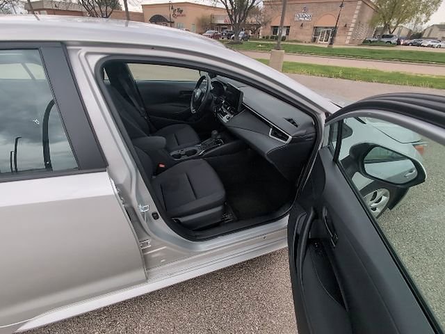 Used 2025 Toyota Corolla LE image 3