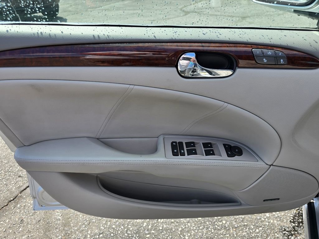 Used 2010 Buick Lucerne CXL image 7