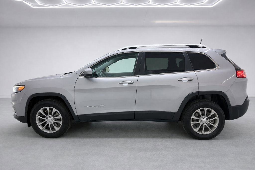 Used 2019 Jeep Cherokee Latitude Plus w/ Cold Weather Group AWD/4WD image 6