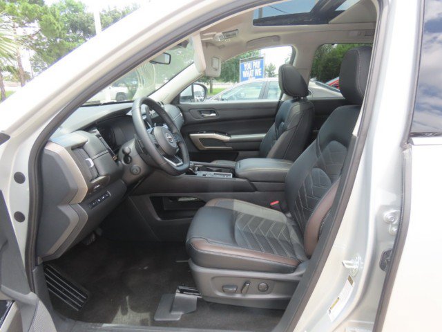 Used 2024 Nissan Pathfinder Platinum w/ Lighting Package (N93) FWD image 25