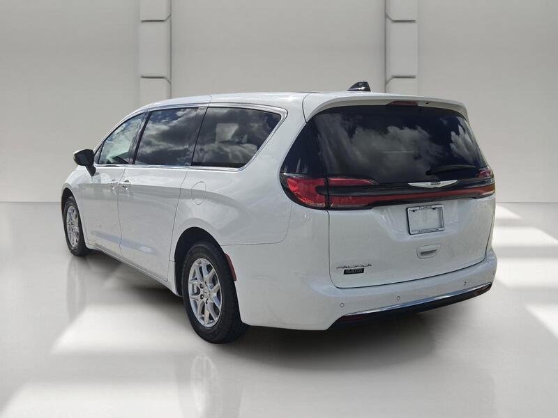Used 2023 Chrysler Pacifica Touring-L FWD image 3