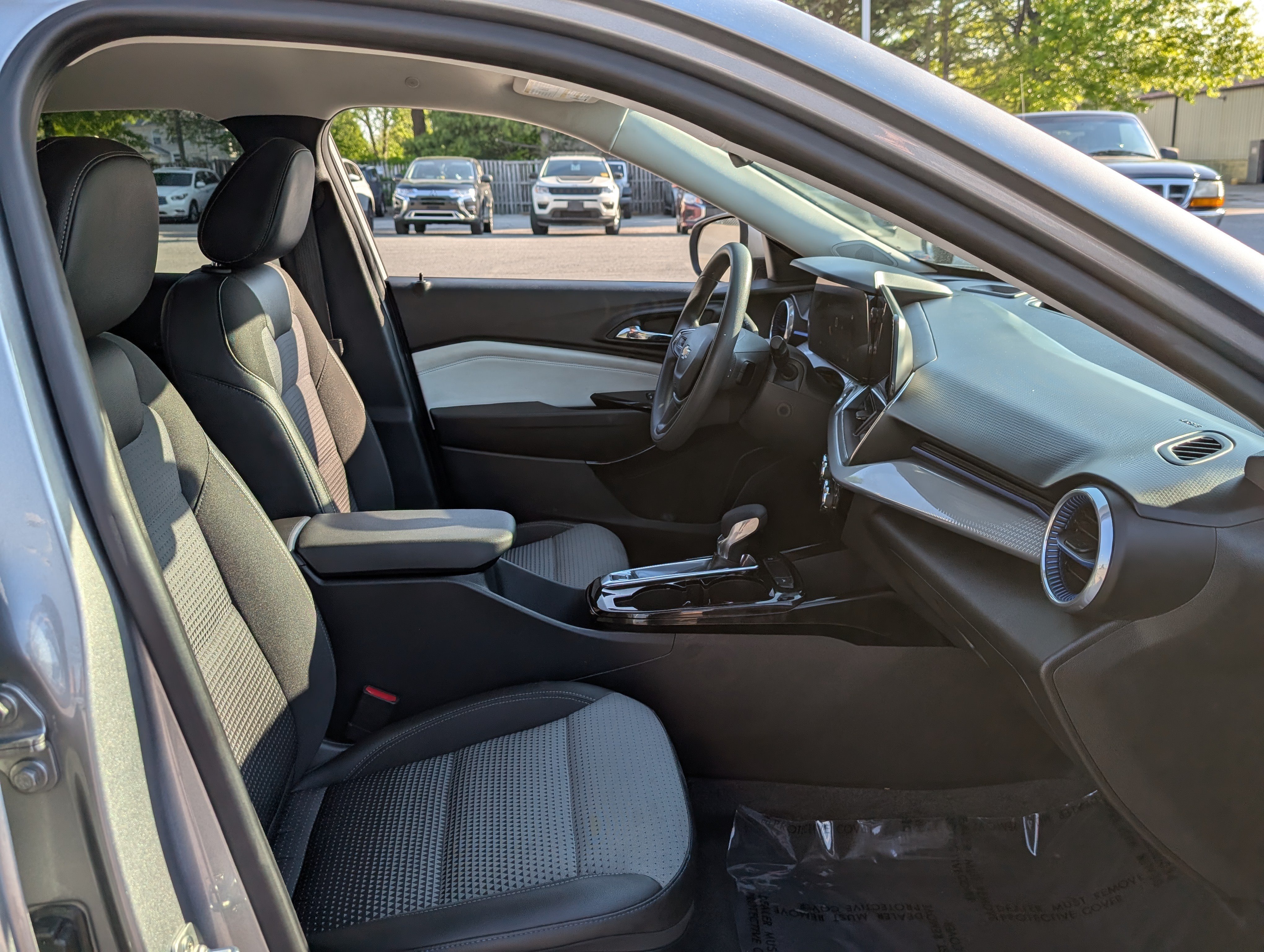 Used 2024 Chevrolet Trax LT FWD image 11