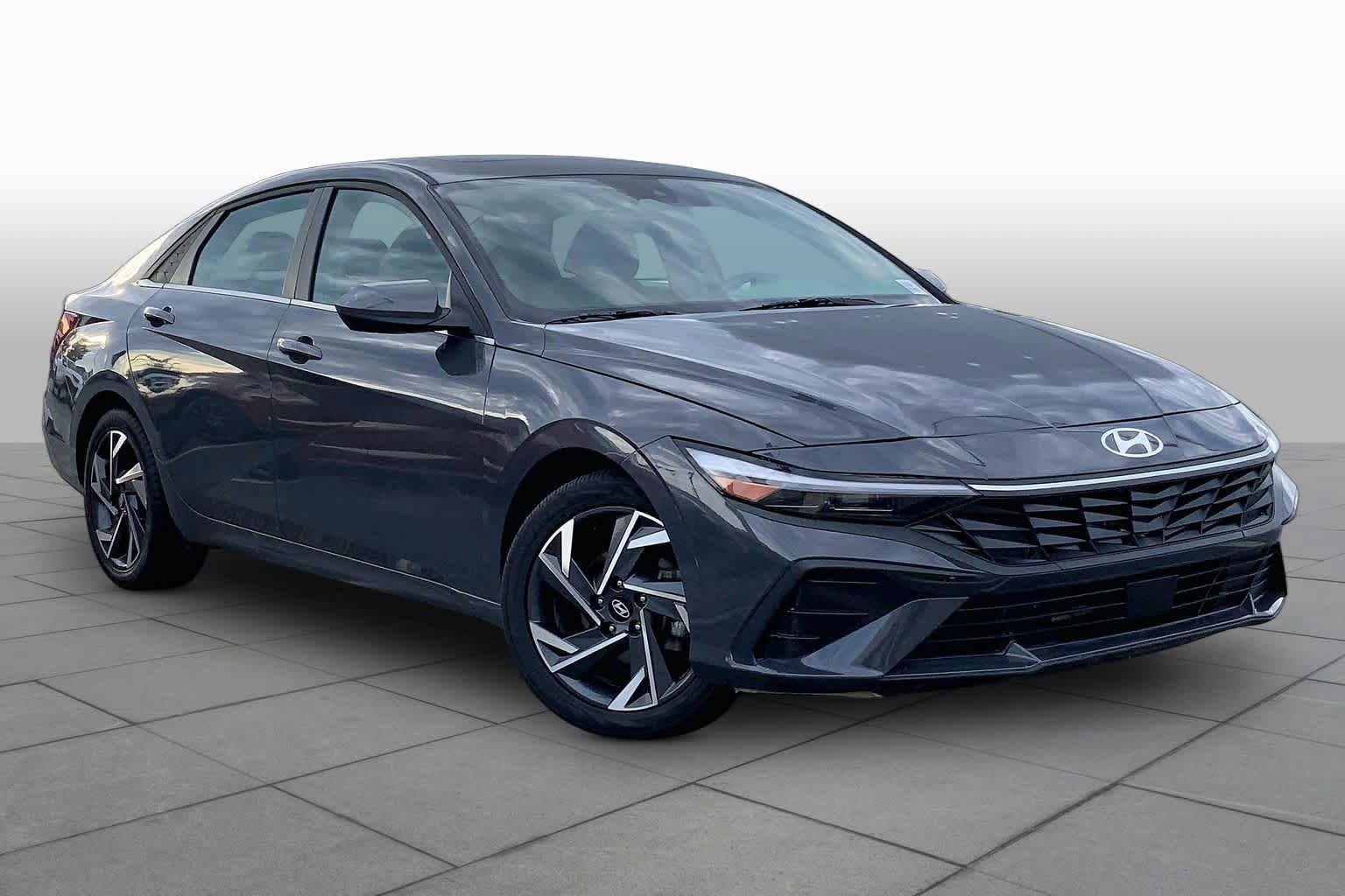 Used 2025 Hyundai Elantra SEL FWD image 3